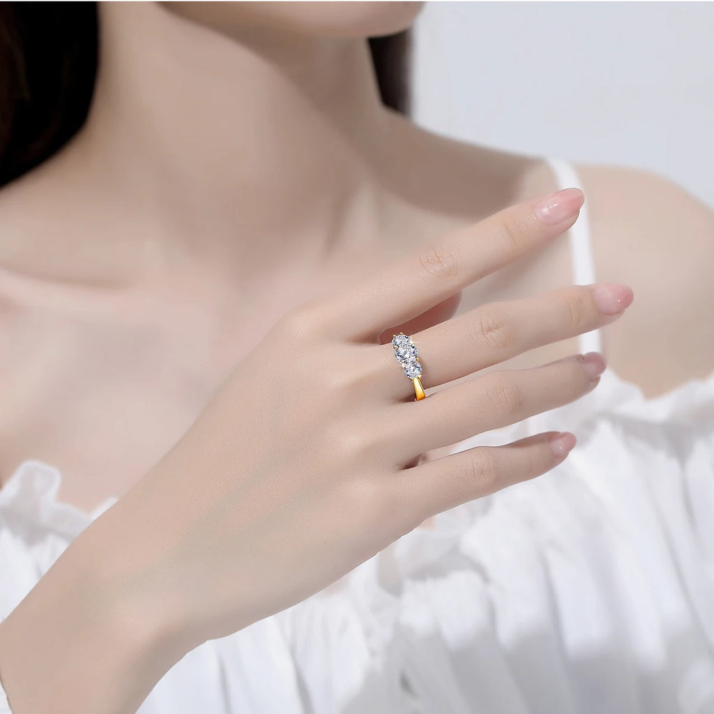 DiamondLuxe Moissanite Band